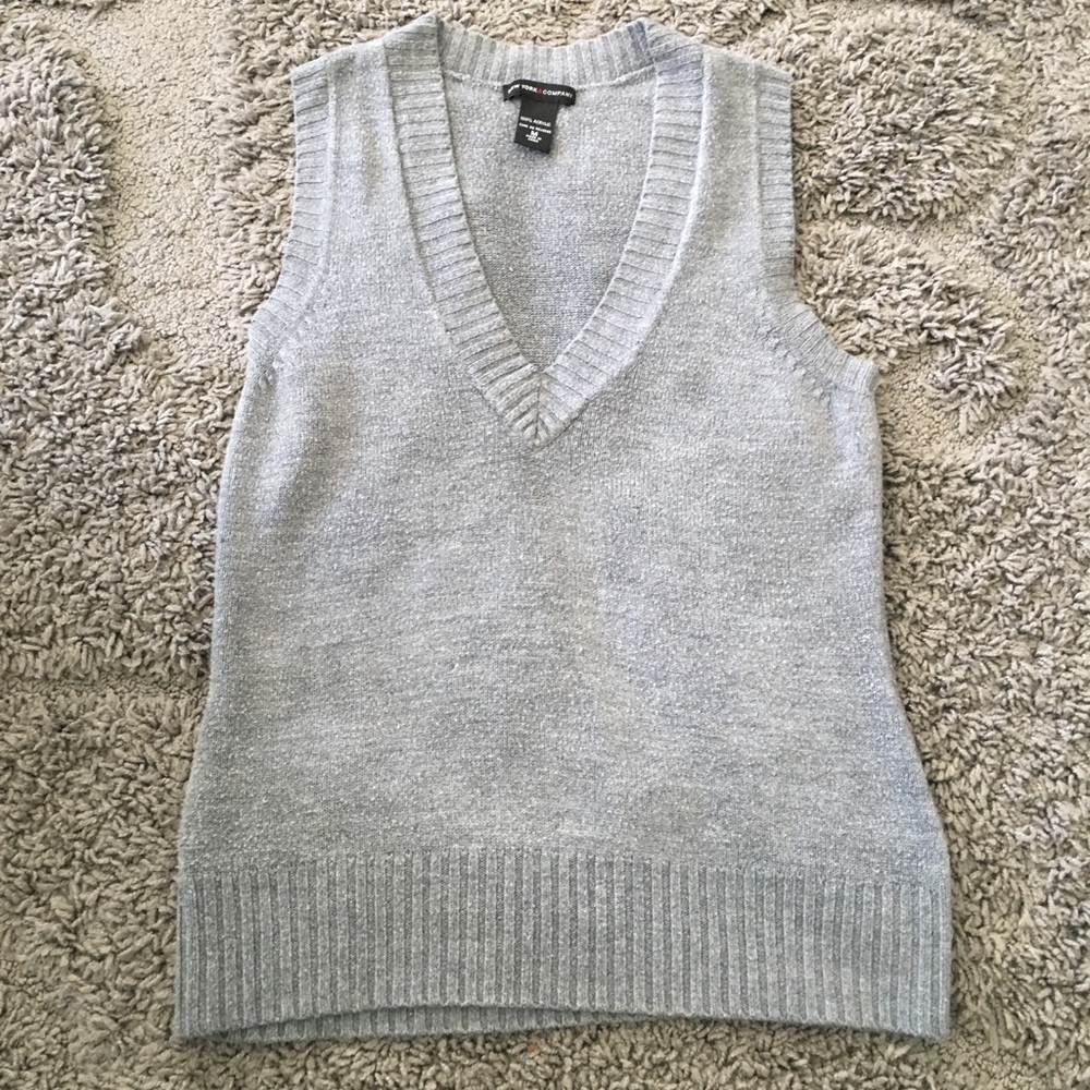 New York and co sweater vest in grey.